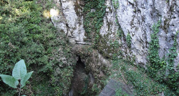 Entrée naturel de l'aven.