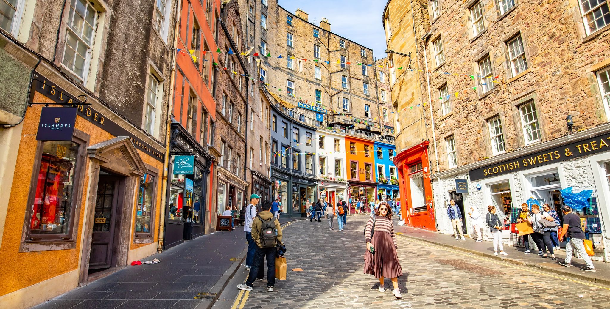  Popular tourist Victoria street in Edinburgh's old town. Victoria street is most recognisable and picturesque iconic location in Edinburgh city.