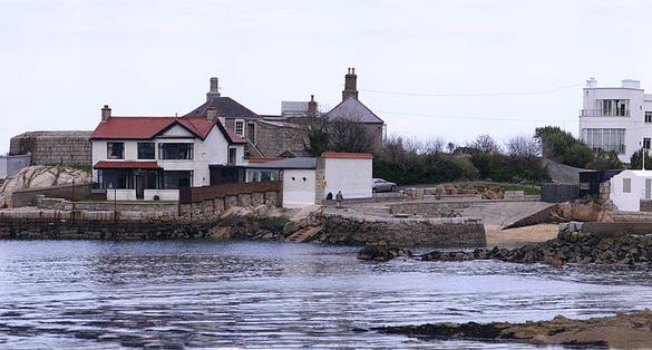 photo of James Joyce Tower and Museum from outside Dalkey, Irland.