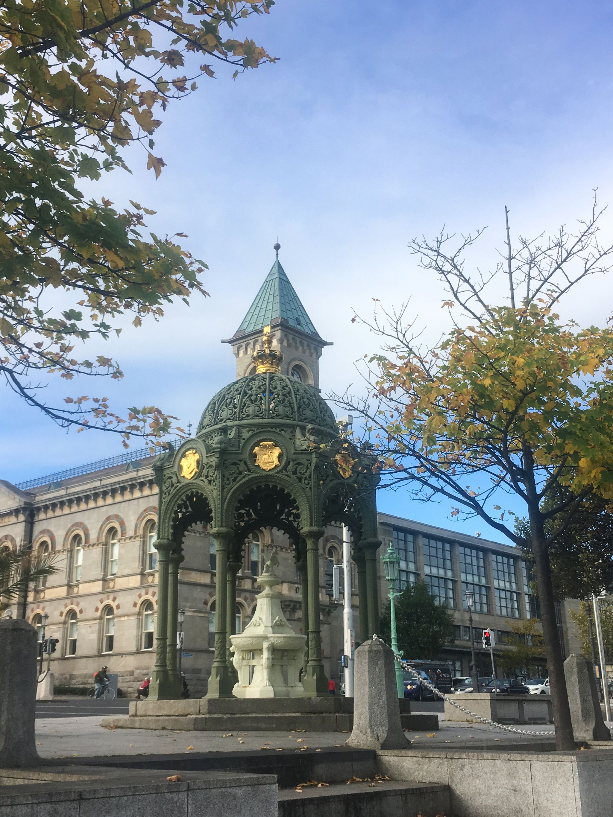 photo of vie of Commemorative fountain in Dun Laoghaire, Dublin Ireland, Dún Laoghaire, Irland.
