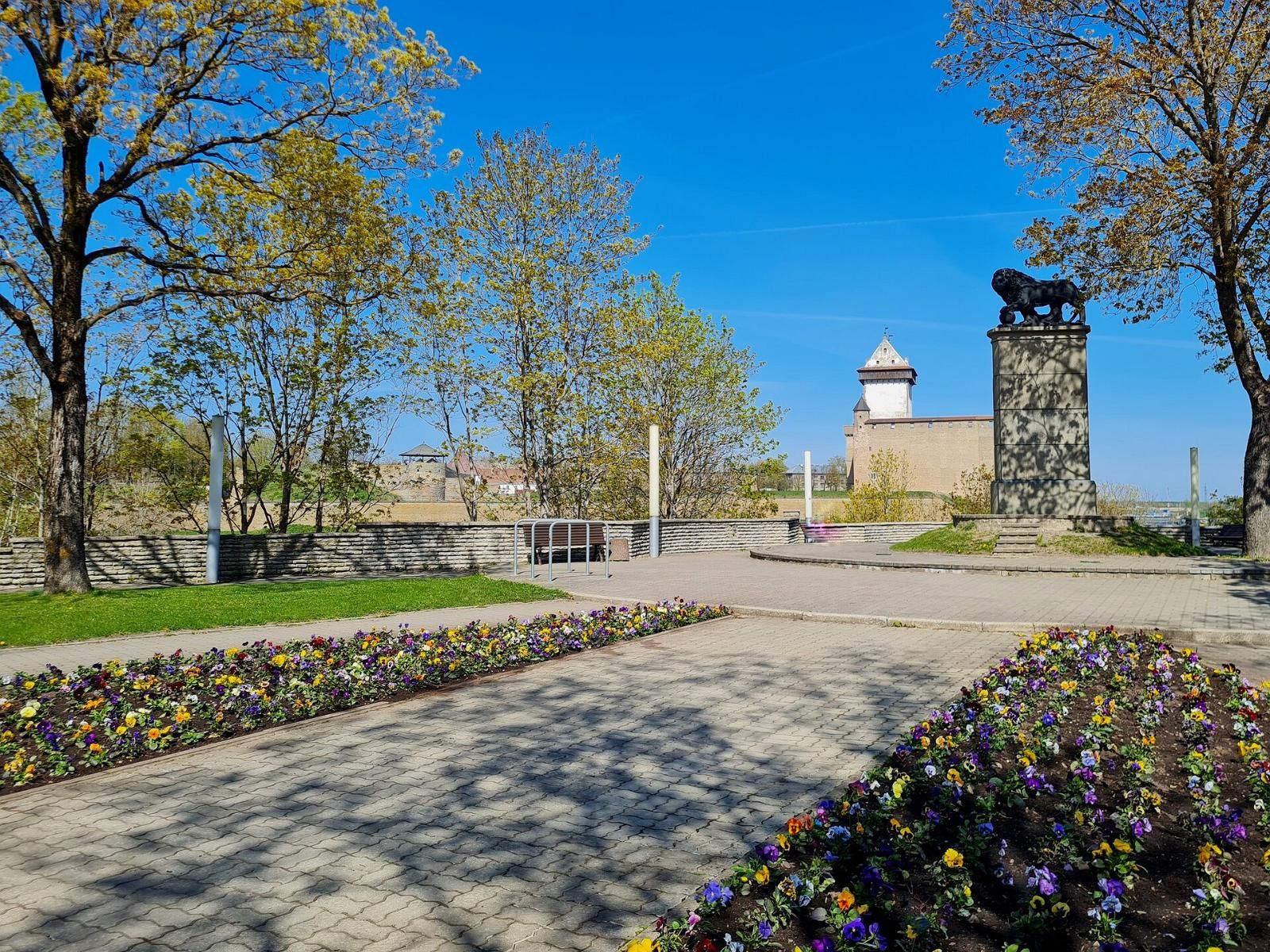 Photo of Swedish lion statue in Narva, Estonia.