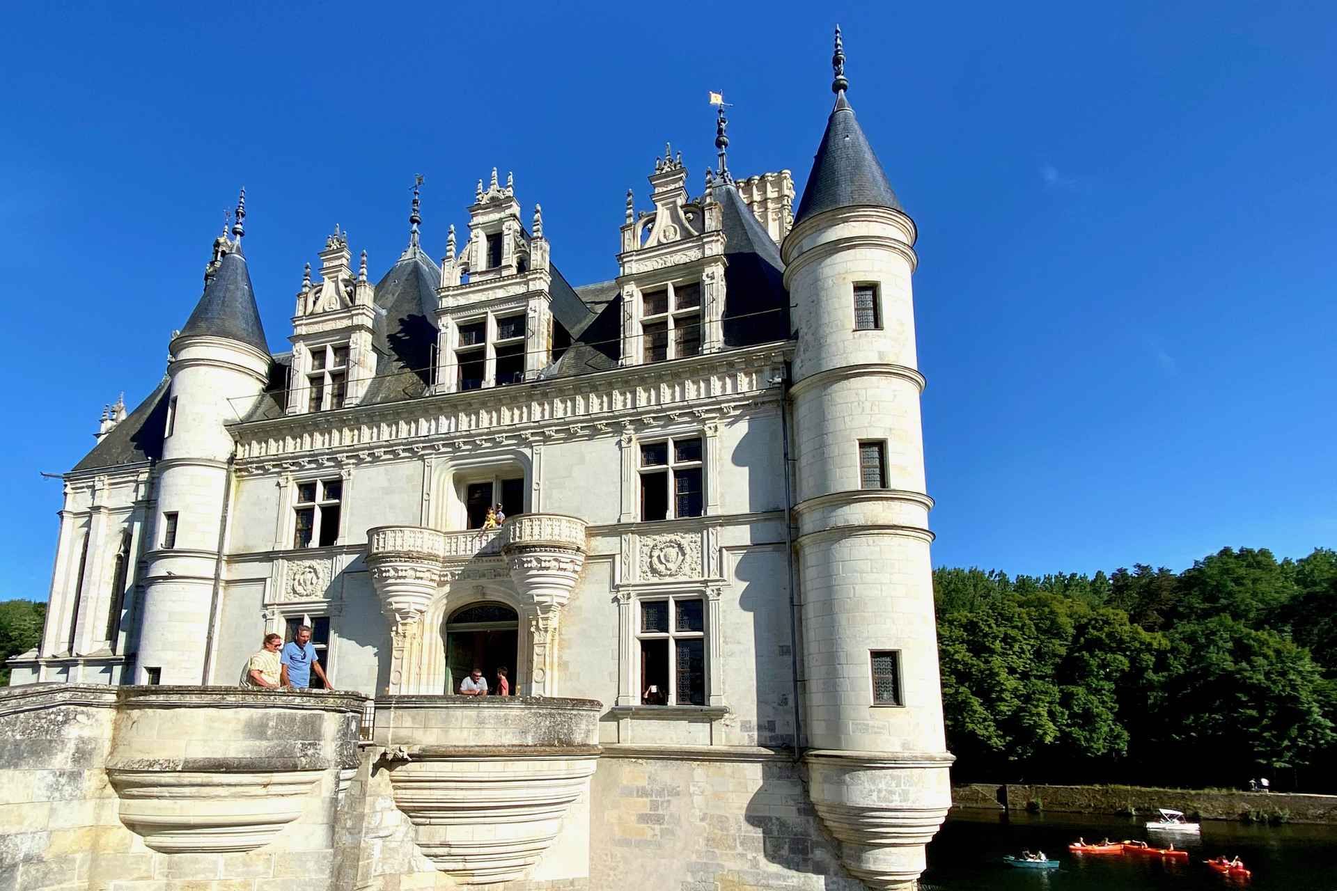 3 Loire Castles Live Guided Small group by minivan Winery
