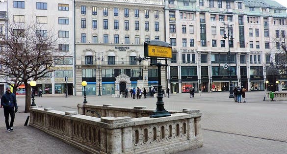photo of Vörösmarty tér .