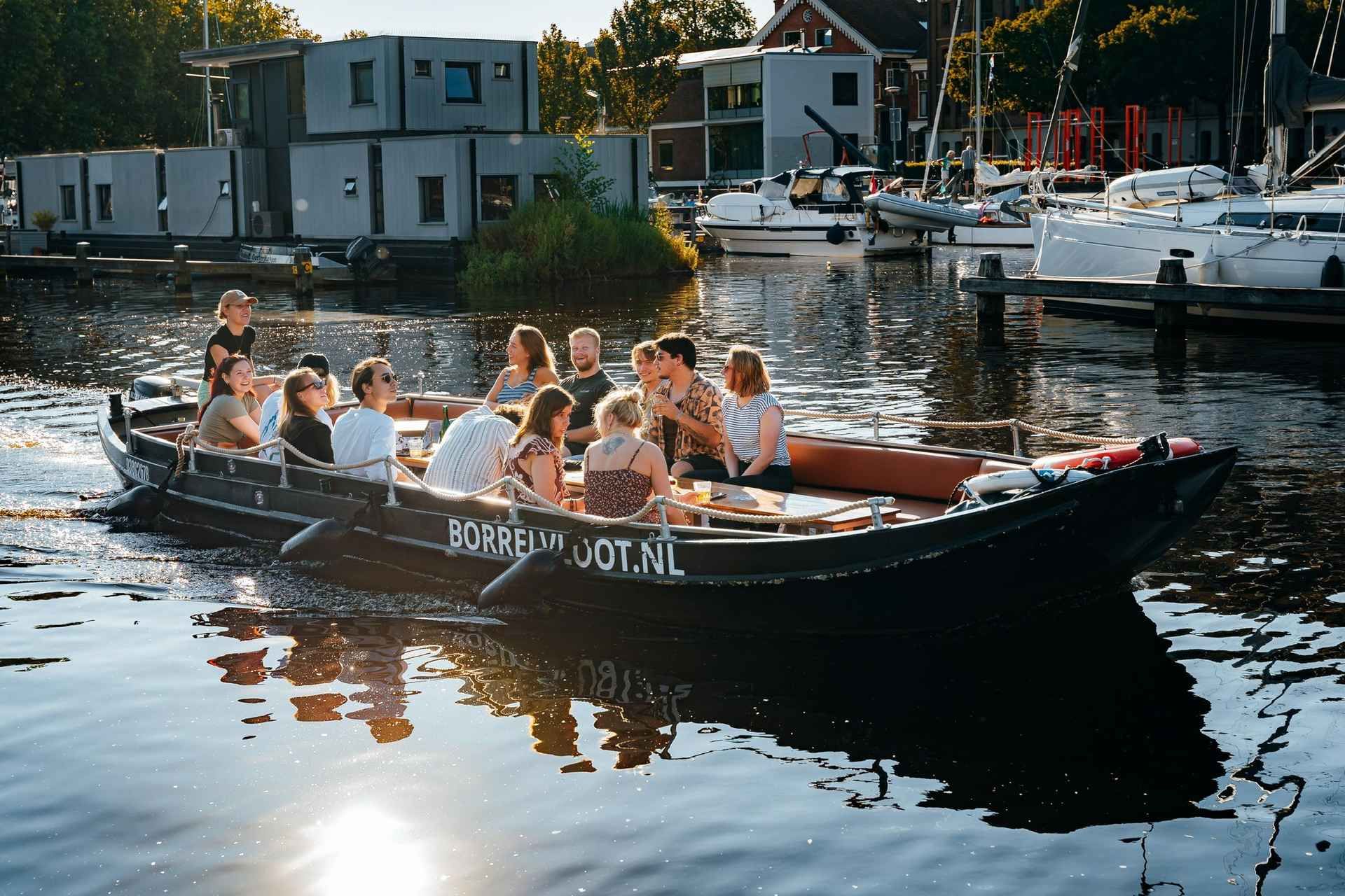 Groningen: City canal cruise (with unlimited drinks)
