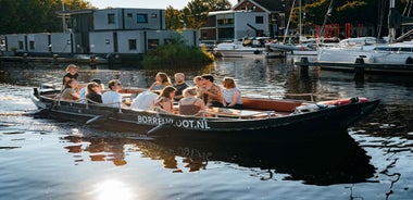 Groningen: City canal cruise (with unlimited drinks)