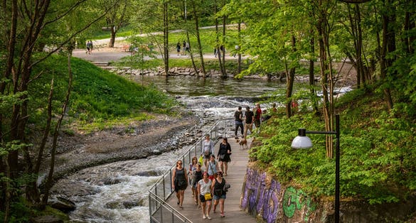 Nedre Foss park, Grünerløkka, med hovedbygningen Nedre Foss gård og siloen Grünerløkka studenhus