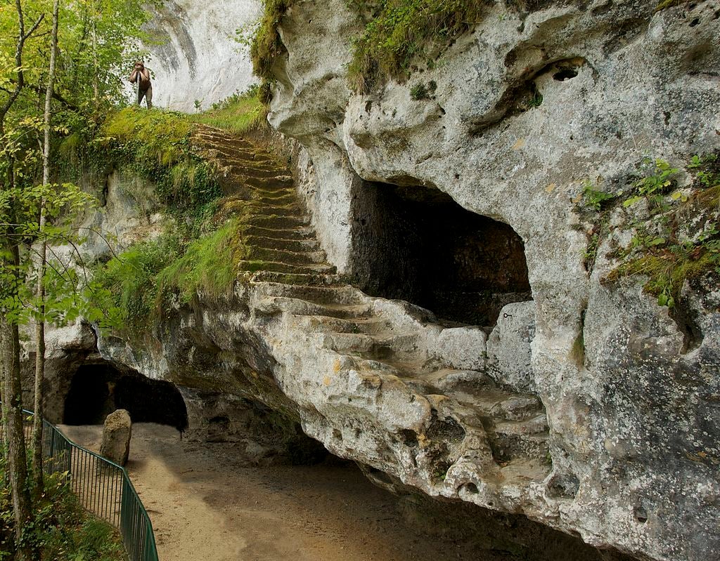 photo of large staircase of 32 steps cut into the rock. It leads to the fifth terrace at La Roque St Christophe in Peyzac-le-Moustier, France.