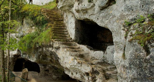 photo of large staircase of 32 steps cut into the rock. It leads to the fifth terrace at La Roque St Christophe in Peyzac-le-Moustier, France.