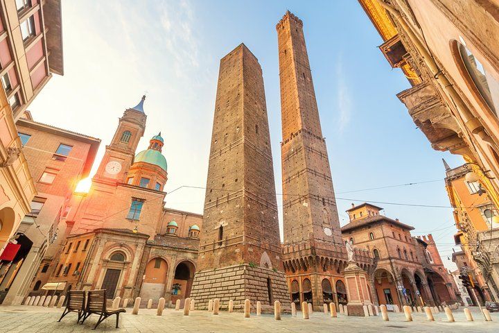 Bologna: Full meal Food Tour with Local Delights by Do Eat Better