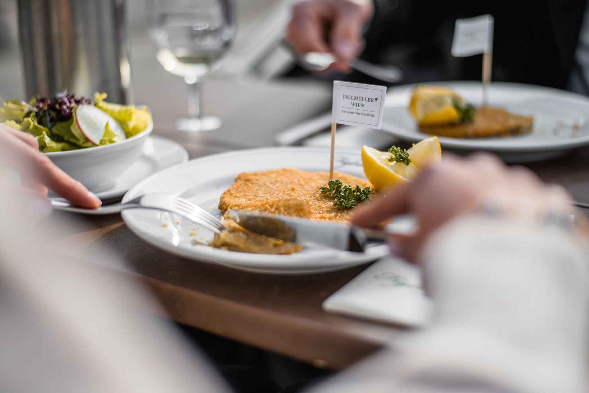 Vienna: Private Electro Odltimer Tour with Vegan Schnitzel