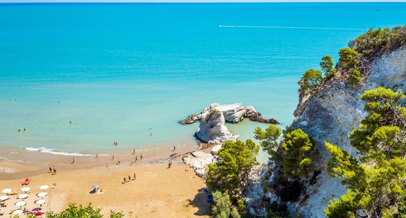 At the gates of Vieste there is a beautiful beach, characterized by a monolith of white tuff 25 meters high looking towards the sea: it is the Pizzomunno.
