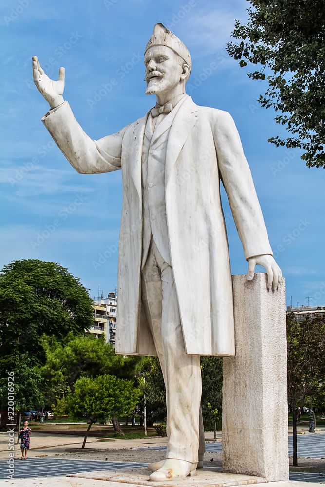 photo of view of Statue of Eleftherios Venizelos,Heraklion Greece.
