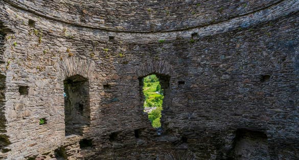 Photo of ruins of Dolbadarn Castle in Llanberis, Wales.