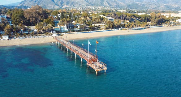 Vista aerea de un muelle en marbella