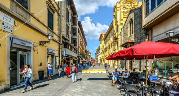  Tourists and locals enjoy a sunny day on the Corso Italia, the main shopping and dining street through the Tuscan city of Pisa, Italy.
