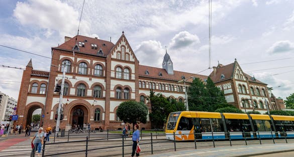 Photo of Tram stop in front of the Debrecen Reformed College Primary School.