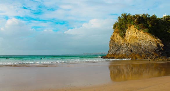 Photo of empty sandy beach and cliff at Newquay Beach Front, United Kingdom