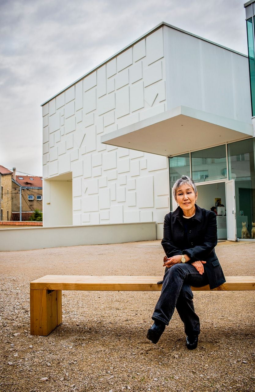 Seungduk Kim, in front of Le Consortium