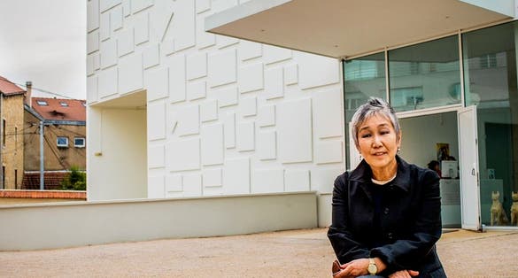 Seungduk Kim, in front of Le Consortium