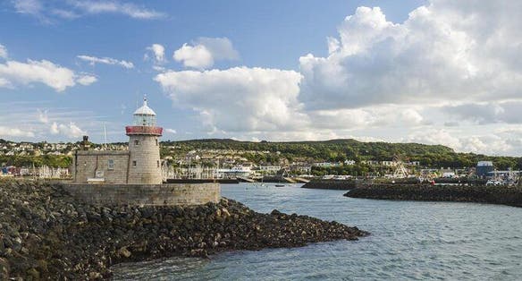 photo of Howth Harbour Lighthouse (1818) .