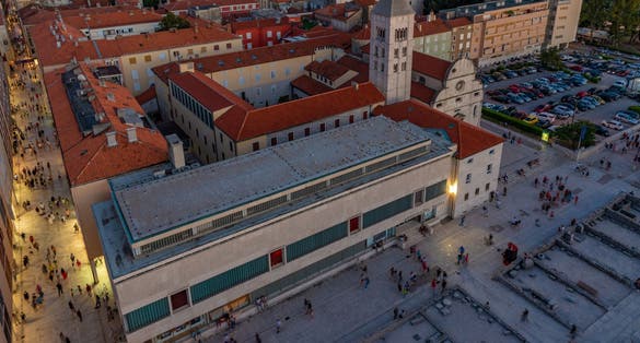 Vista aérea al atardecer del museo arqueológico y la iglesia de Sait Marija en Zadar, Croacia