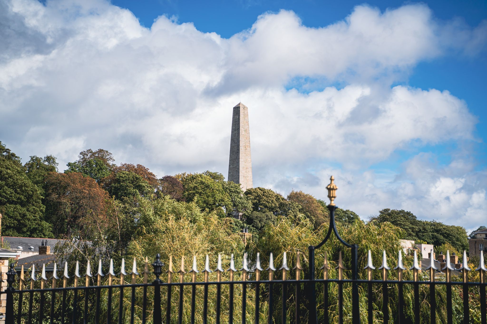 PHOTO OF The big famous Irish Wellington Monument in Phoenix Park in Dublin on a sunny day .