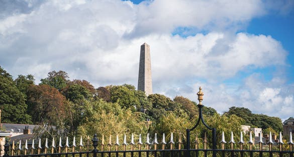 PHOTO OF The big famous Irish Wellington Monument in Phoenix Park in Dublin on a sunny day .