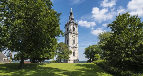 The belfry, also called El Catiau by Montois, was built in Mons in the 17th century and is the only baroque style building in Belgium that reaches a height of 87 meters.