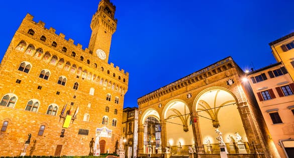 photo of Florence, Italy. Palazzo Vecchio (or Palazzo della Signoria ) and Loggia dei Lanzi, twilight scene in Tuscany.