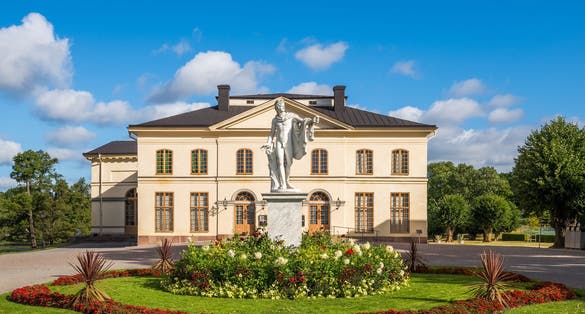 photo of statue and garden in front of the Drottningholm Palace theater in Stockholm, Sweden.