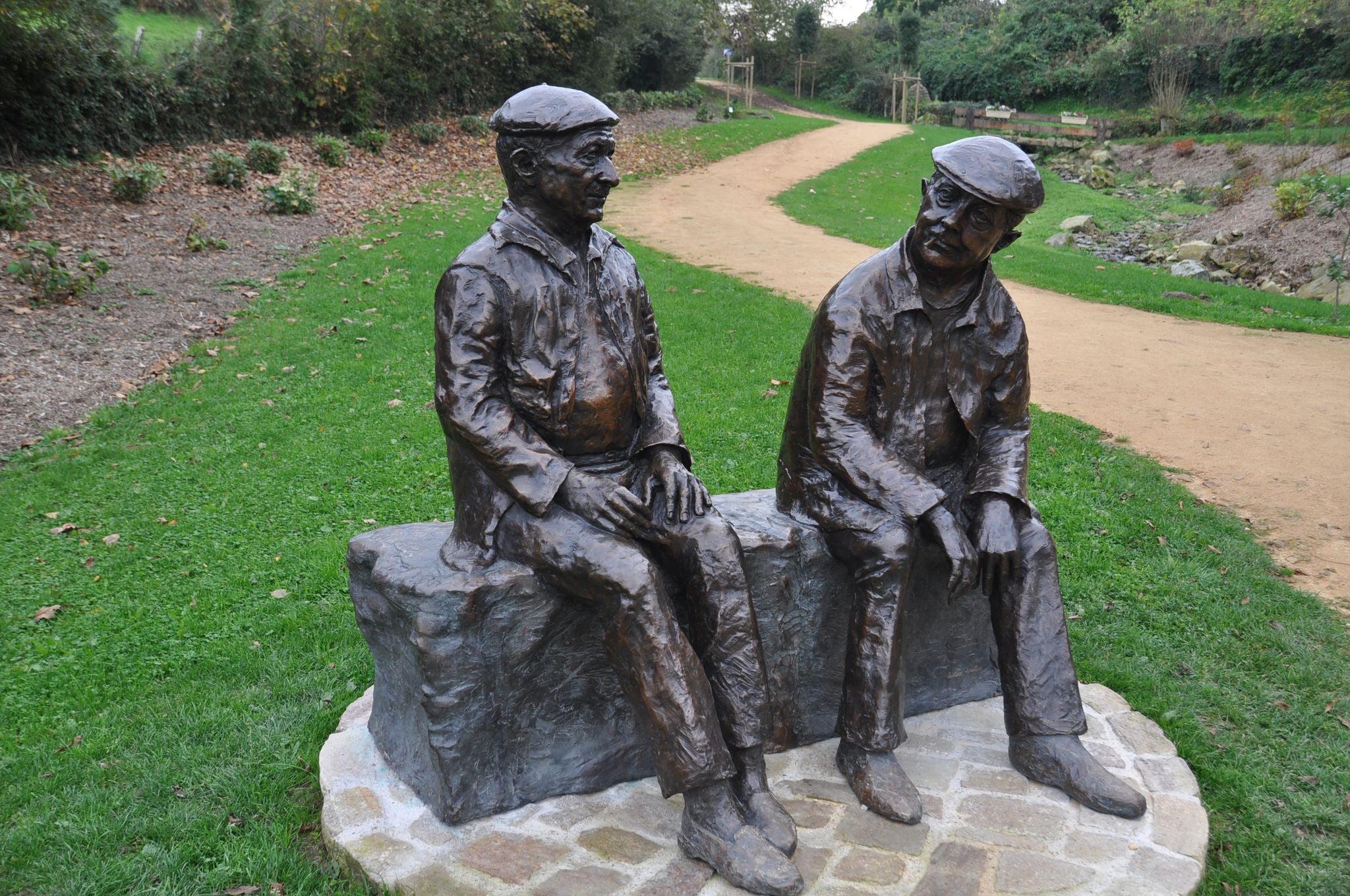 Statue représentant Jacques Prévert et Alexandre Trauner dans le parc d'Omonville-la-petite
