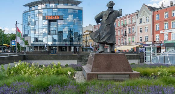 Jan Kiepura monument, center of Sosnowiec, buildings around Centennial Square.