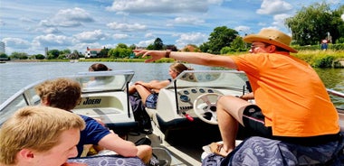 Kortrijk: Boat trip with DJ Joeri (speedboat - guided tour)