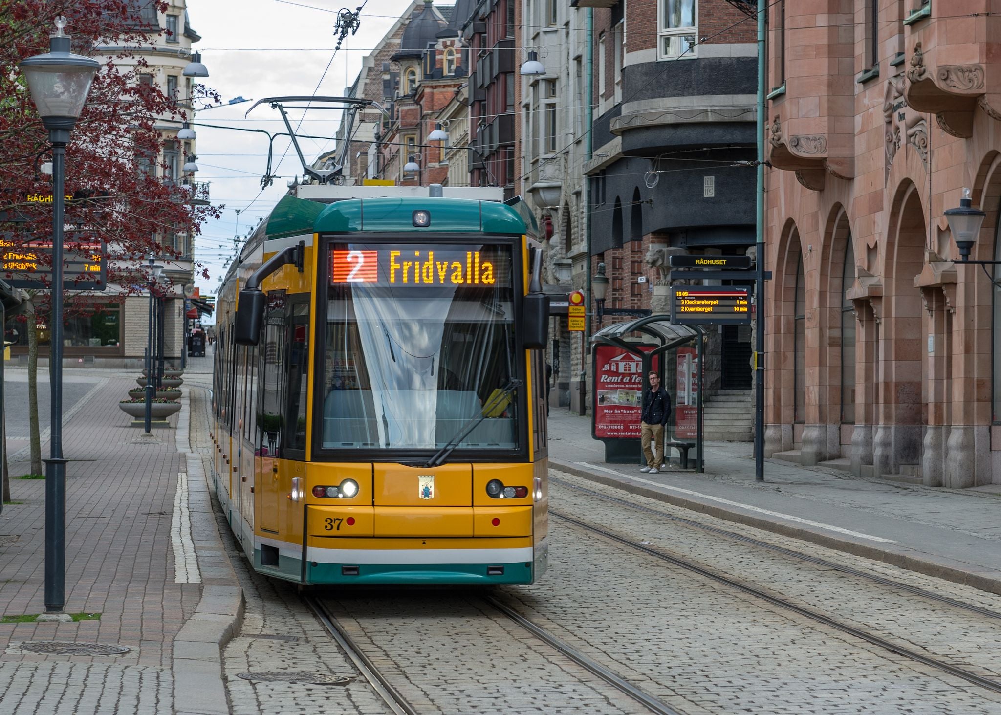 Tram of type M06 on Drottninggatan .