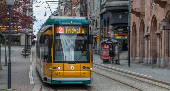 Tram of type M06 on Drottninggatan .