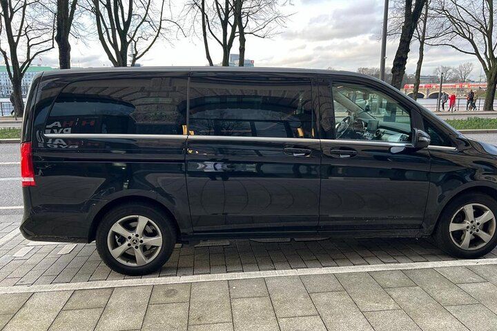 Private van transfer Kiel Cruise Terminal to Hamburg