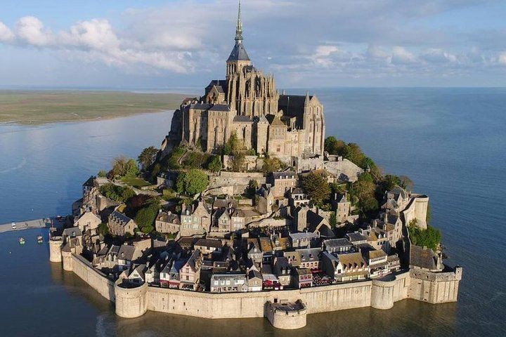 Chauffered driven car for one or several days (Rent minimum of 8 hours with a maximum of 25 kms per hour)

Предоставление автомобиля с водителем
