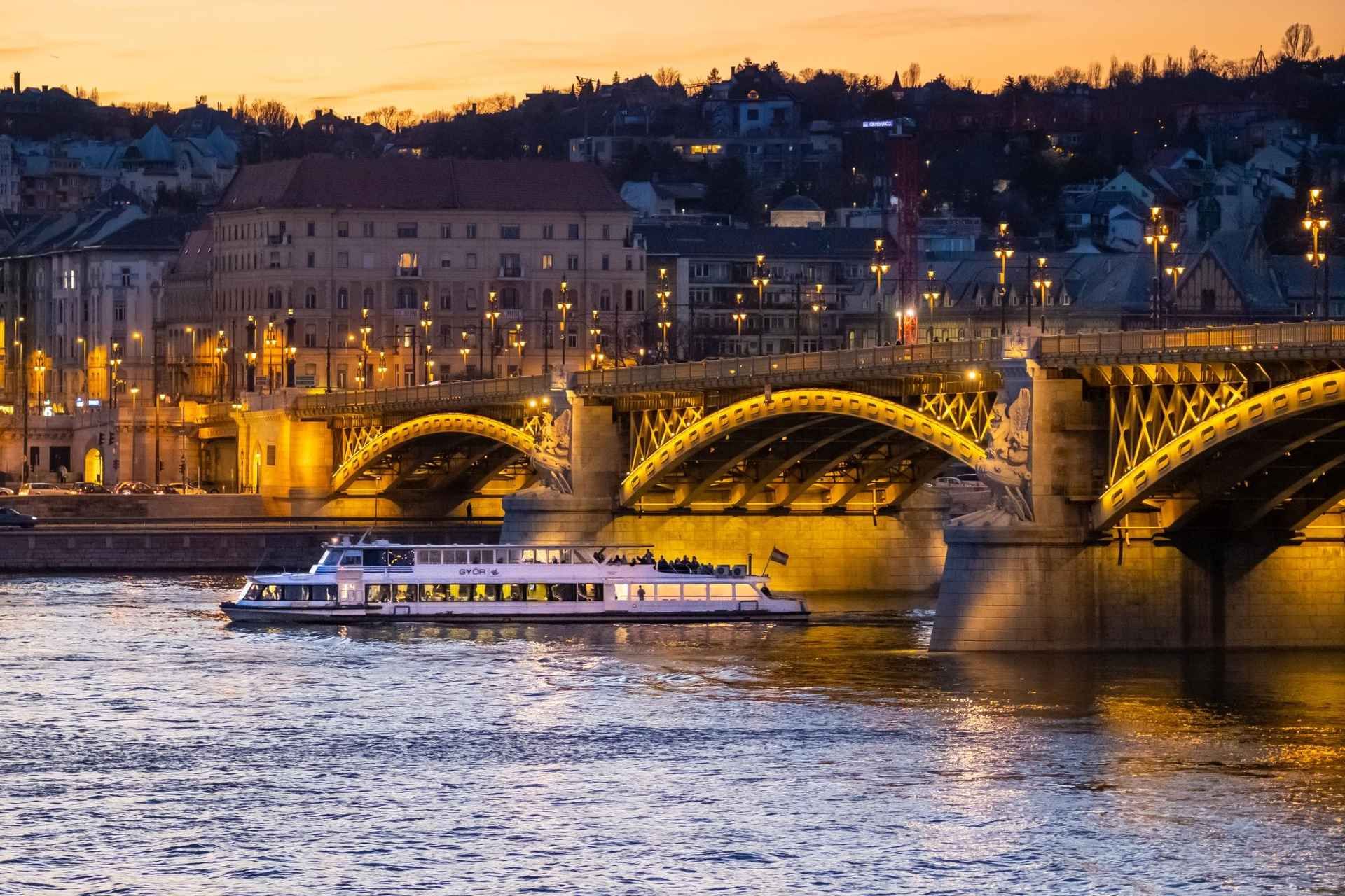 Budapest: By Night Sightseeing Cruise with Welcome Drink