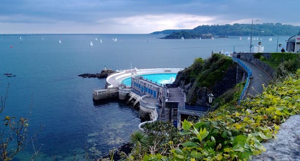 Plymouth Sound, with Tinside Lido visible, seen from Madeira Way. Plymouth, England, UK