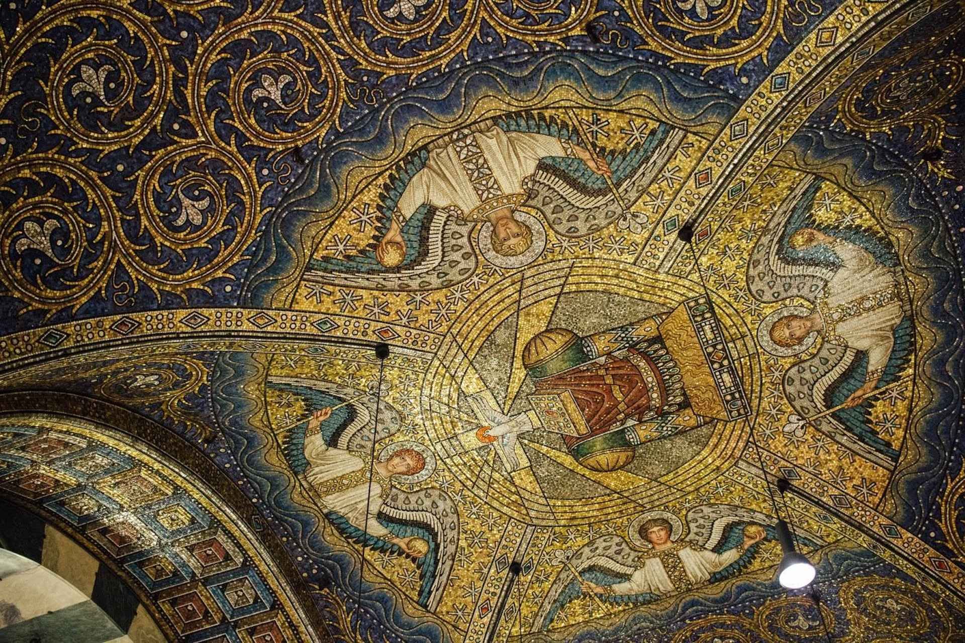 Bordeaux Medieval Tour: Explore Architecture and History