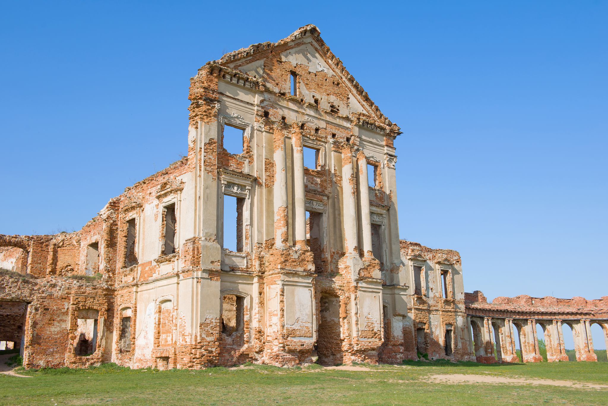 Photo of the ruins of the central building of the ancient palace of the princes Sapeg close-up. Ruzhany, Belarus.