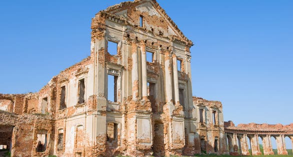 Photo of the ruins of the central building of the ancient palace of the princes Sapeg close-up. Ruzhany, Belarus.