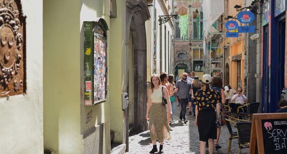 Photo of People standing in line to photograph "Jeanneke Pis" in front of the Delirium Café in the old centre of Brussels.
