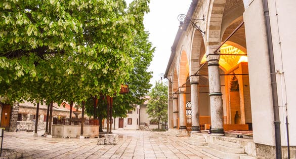 Photo In the yard of Gazi Husrev Beg mosque in Sarajevo, Bosnia and Herzegovina.