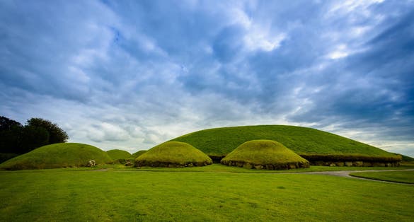 photo of view of Knowth tumulus in the historical area of Brú na Bóinne, Irland.