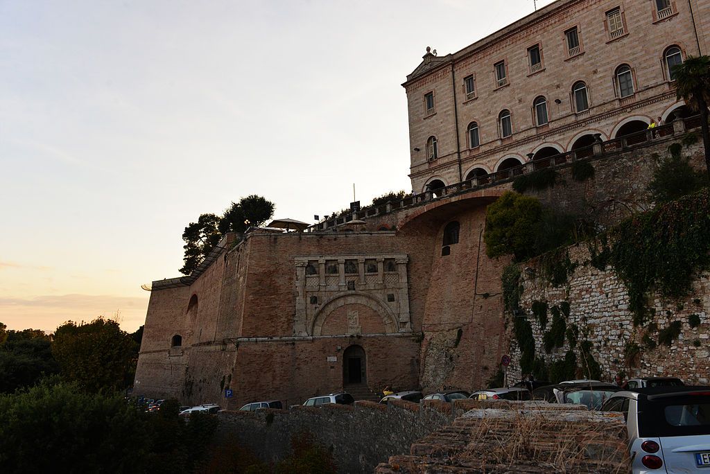 1024px-Rocca_Paolina_a_Perugia.jpg
