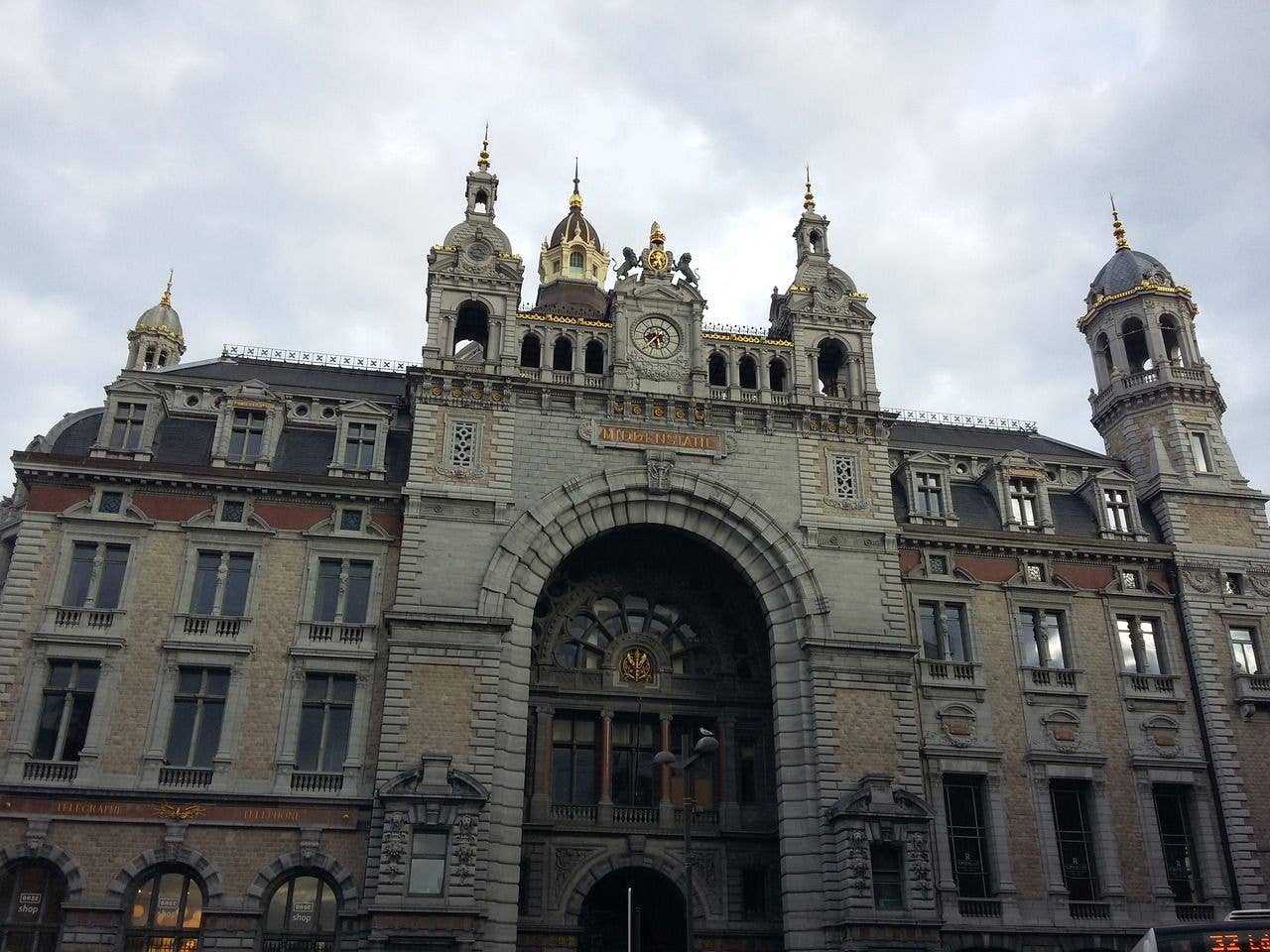 Central station, Antwerp.jpg