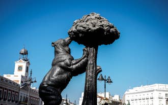 Statue of the Bear and the Strawberry Tree