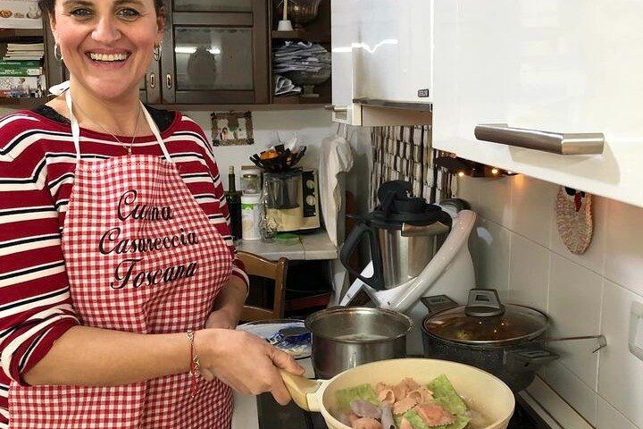 Colorful Pasta Tagliatelle and Ravioli Cooking Class near Arezzo