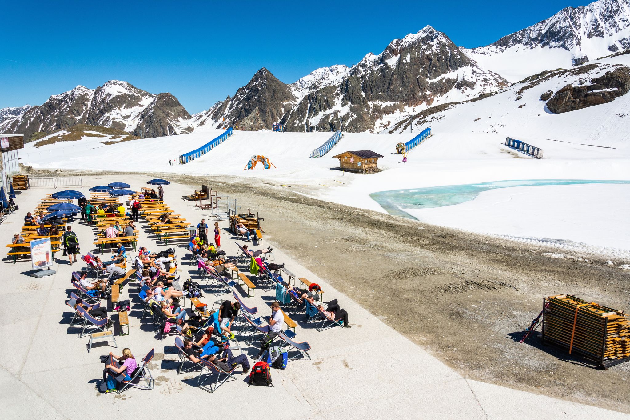 Photo of Outdoor sitting area of Eisgrat mountain station at Stubai Glacier in  Gemeinde Neustift im Stubaital.
